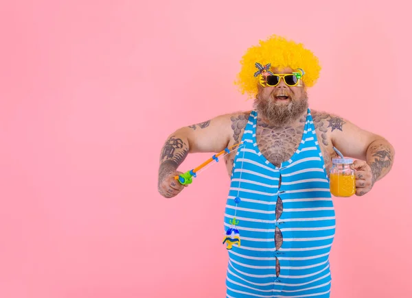 Tłusty szczęśliwy człowiek z brodą i okularami przeciwsłonecznymi bawi się wędką — Zdjęcie stockowe