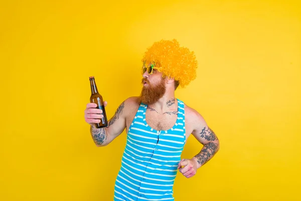 留着胡子和太阳镜的男人喝啤酒 — 图库照片