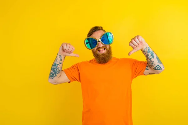 Szczęśliwy człowiek z brodą, tatuażem i okularami przeciwsłonecznymi — Zdjęcie stockowe