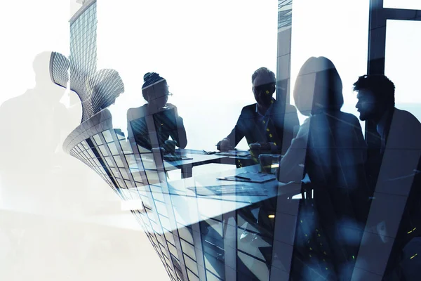 Achtergrond concept met zakenmensen silhouet op het werk — Stockfoto