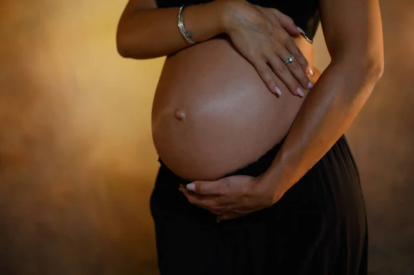 Donna incinta che aspetta un bambino si accarezza la pancia — Foto Stock