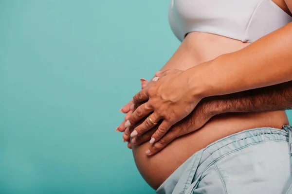 Mulher grávida esperando uma criança acaricia sua barriga — Fotografia de Stock