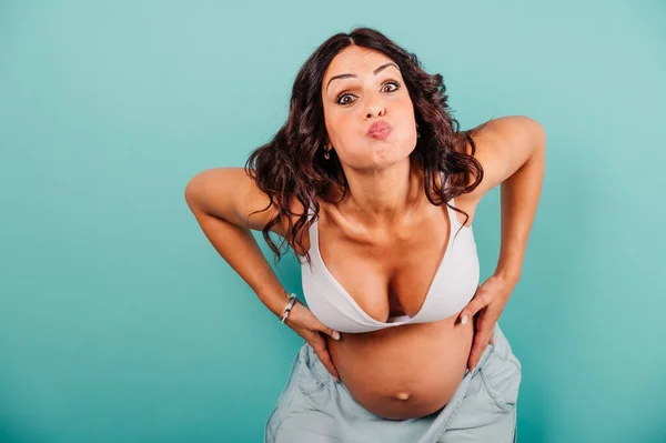 Těhotná žena očekává dítě hladí její břicho — Stock fotografie