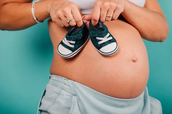 Gravid kvinna väntar ett barn smeker magen — Stockfoto