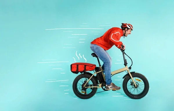 डिलिव्हरीमन पिझ्झा वितरित करण्यासाठी इलेक्ट्रिक बाईकसह वेगवान धावते — स्टॉक फोटो, इमेज
