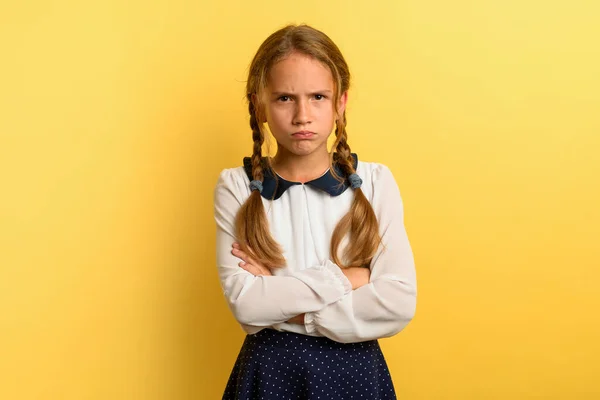 La joven está triste y enojada por algo. fondo amarillo —  Fotos de Stock