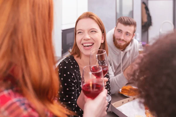 Feestelijke partij onder multi-etnische vrienden thuis — Stockfoto