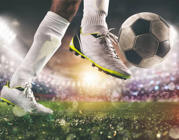 Primer plano de una escena de fútbol con el jugador en un uniforme blanco pateando la pelota con poder — Foto de Stock