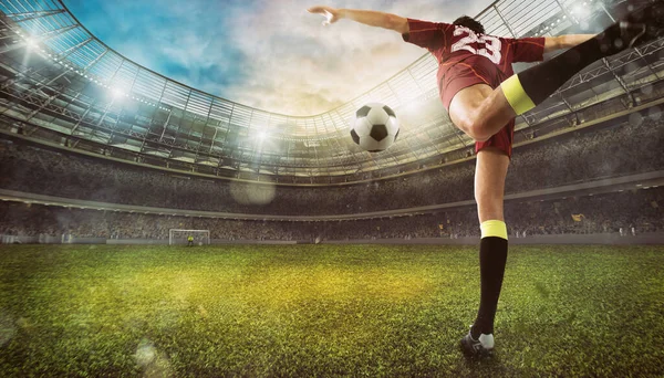 Escena de fútbol en el estadio con un primer plano de un zapato de fútbol pateando la pelota — Foto de Stock