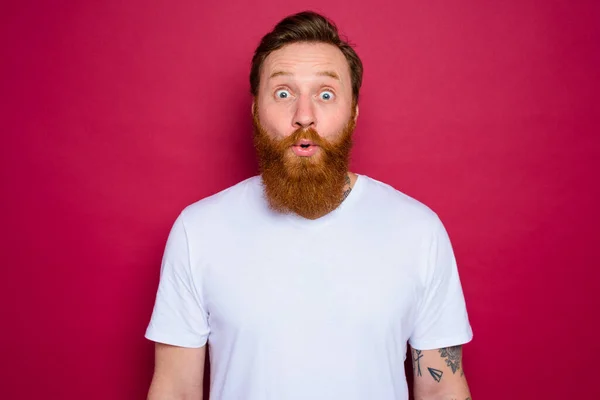Stupito uomo isolato con barba e t-shirt bianca — Foto Stock