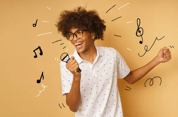 Afro homem feliz com microfone cantar uma canção — Fotografia de Stock