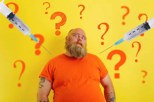 Fat doubter man has doubts about covid-19 vaccine — Stock Photo, Image