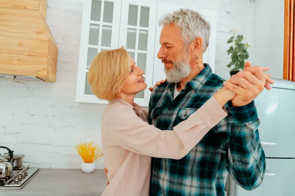 Чоловік і дружина танцюють вдома під час сніданку — стокове фото