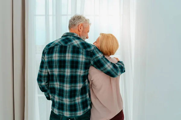 Відставний чоловік і дружина обіймають один одного вдома — стокове фото