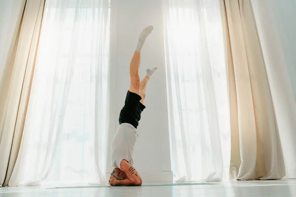 Hombre deportivo hace ejercicio de yoga en casa — Foto de Stock