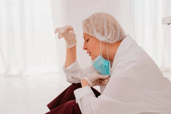 Лікар втомився і стресує через пандемію вірусу ковідо-19 — стокове фото