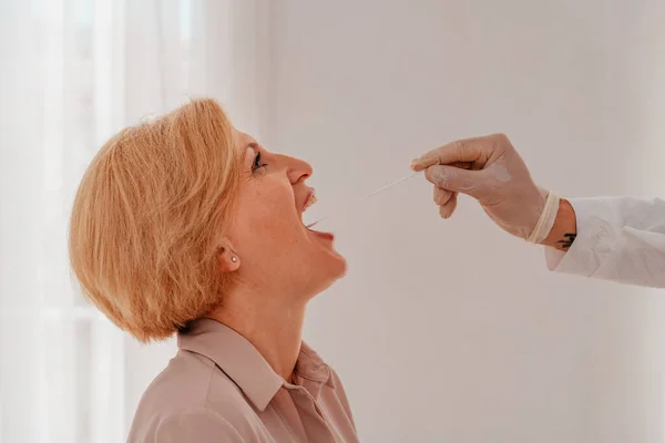 El doctor está revisando el virus covid-19 con un probador. —  Fotos de Stock