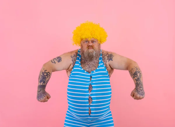 Angry man with yellow wig and swimsuit is ready to the summer — Stock Photo, Image