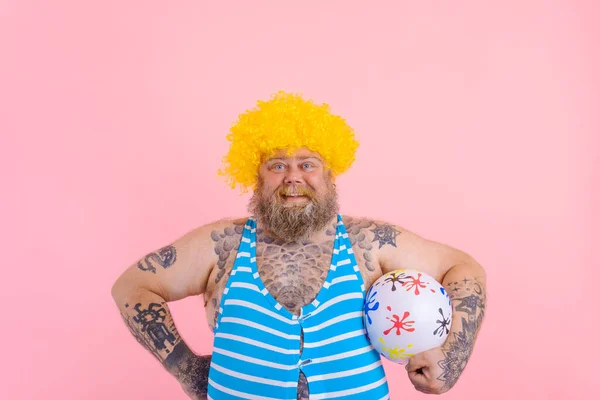 Grasso uomo felice con barba e parrucca giocare con la palla — Foto Stock
