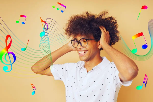 Happy afro man danst en luistert naar muziek — Stockfoto