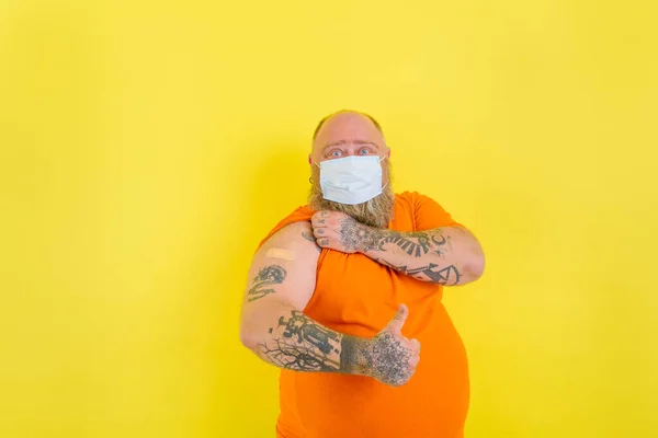 Человек с бородой и татуировками сделал вакцину против ковида-19 — стоковое фото