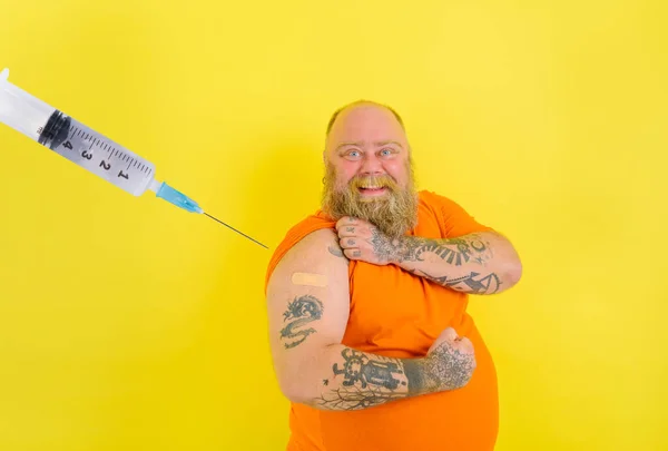 Щасливий чоловік з бородою і татуюваннями робить вакцину проти ковадла-19 — стокове фото