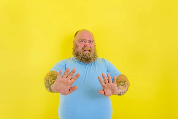 Twijfel man met baard en tatoeages heeft twijfels over iets — Stockfoto
