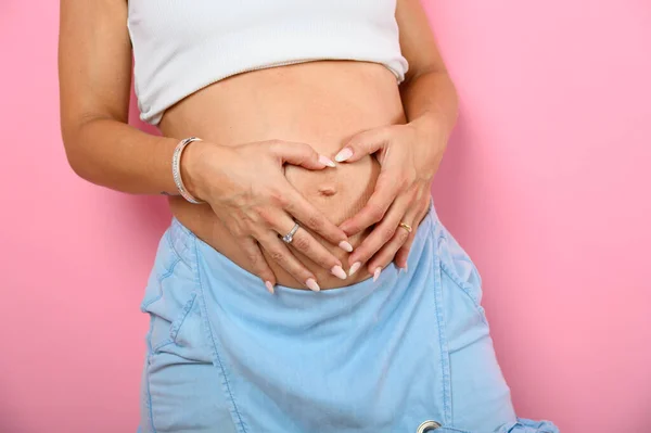 Donna incinta che aspetta un bambino si accarezza la pancia — Foto Stock