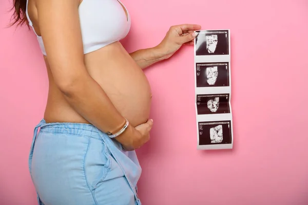 Mãe grávida mostra um ultra-som de seu filho — Fotografia de Stock