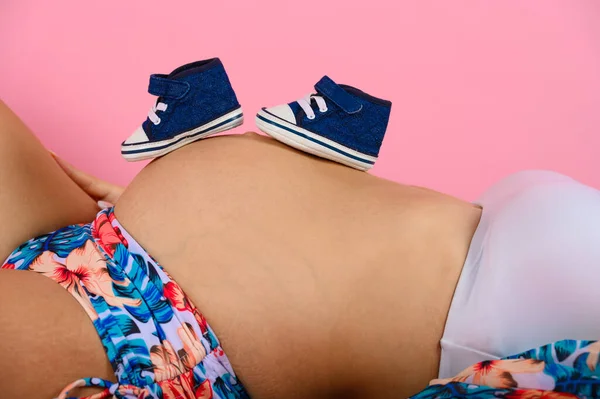 Těhotná žena očekává dítě hladí její břicho — Stock fotografie