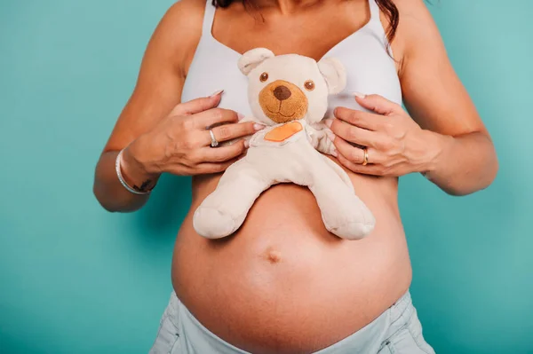 Gravid kvinna väntar ett barn smeker magen — Stockfoto