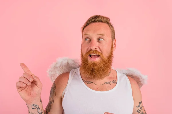 Hombre feliz con barba y tatuajes actúa como un ángel — Foto de Stock