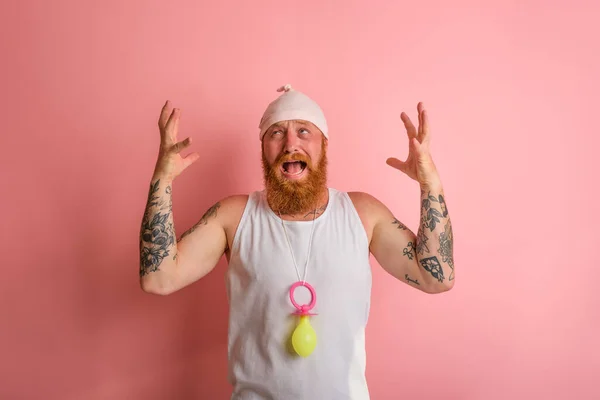 Schreiender Mann mit Bart und Tätowierungen wirkt wie ein kleines Neugeborenes — Stockfoto