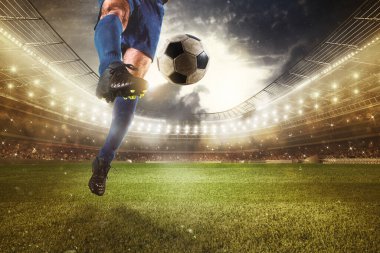 Futbol maçında stadyumda gol atmak için topa vuran bir forvetin kapanışı.