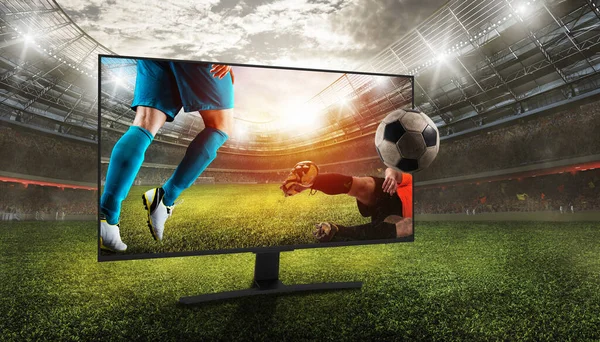 Реалистичное видение футбольного матча посредством телевизионных трансляций — стоковое фото
