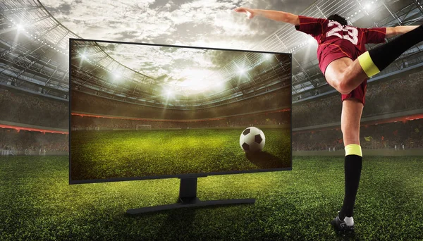 Televizyon yayınları aracılığıyla bir futbol maçının gerçekçi vizyonu — Stok fotoğraf