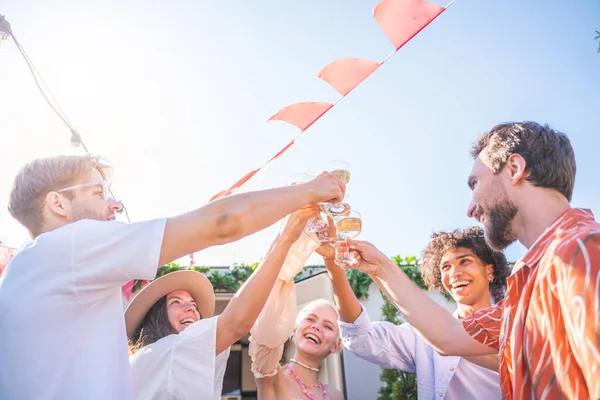 Vrienden picknicken en toasten met wijn — Stockfoto