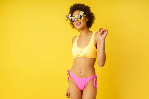 Happy happy girl is ready to the summer in swimsuit — Stock Photo, Image