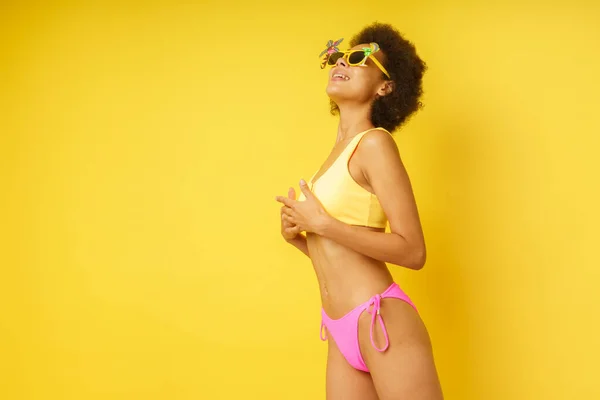 Happy happy girl is ready to the summer in swimsuit — Stock Photo, Image