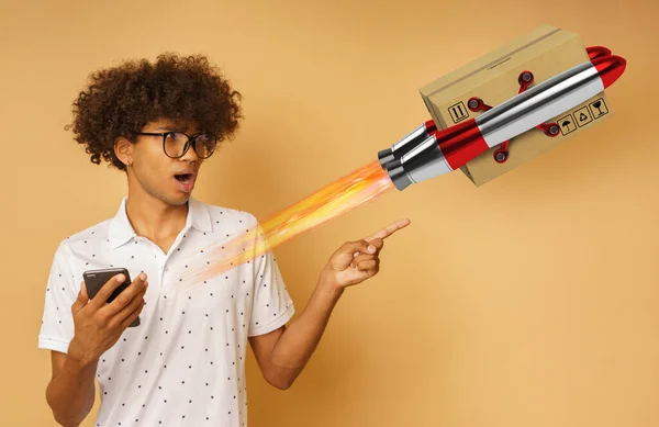 Uomo stupito con gli occhiali indica qualcosa con la mano — Foto Stock