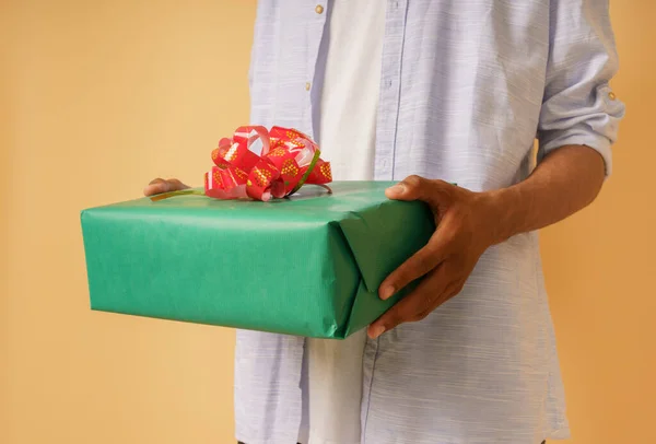 Homem está pronto para dar um presente de Natal — Fotografia de Stock