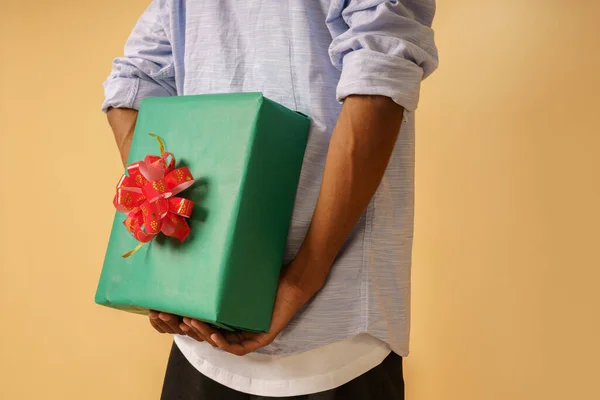 Homem está pronto para dar um presente de Natal — Fotografia de Stock