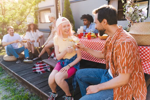 Vrienden picknicken met een camper op een zonnige dag — Stockfoto