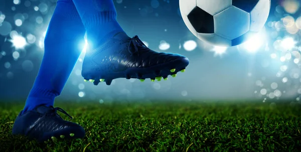 Fotbollsspelare redo att sparka bollen på stadion — Stockfoto