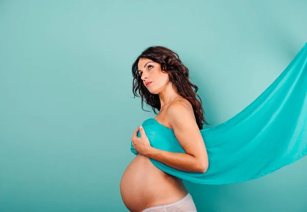 Gravid kvinna väntar ett barn smeker magen — Stockfoto