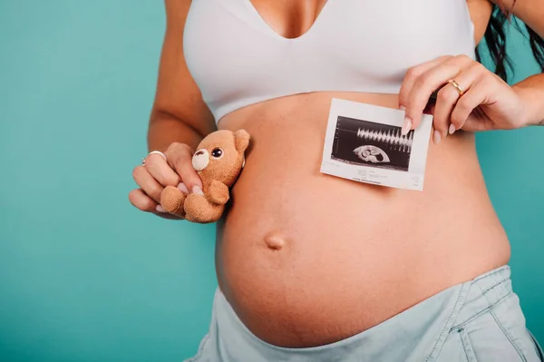 Gravid mamma visar ett ultraljud av sin son — Stockfoto