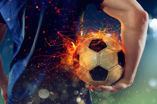 Futbolcu ateşli futbol topuyla oynamaya hazır. — Stok fotoğraf