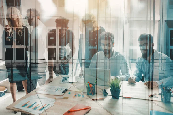 Grupp av affärsmän arbetar tillsammans på kontoret — Stockfoto