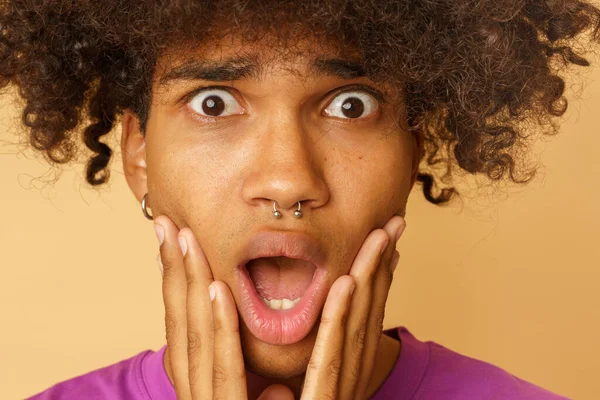 Homem com cabelo encaracolado é espantado com algo — Fotografia de Stock