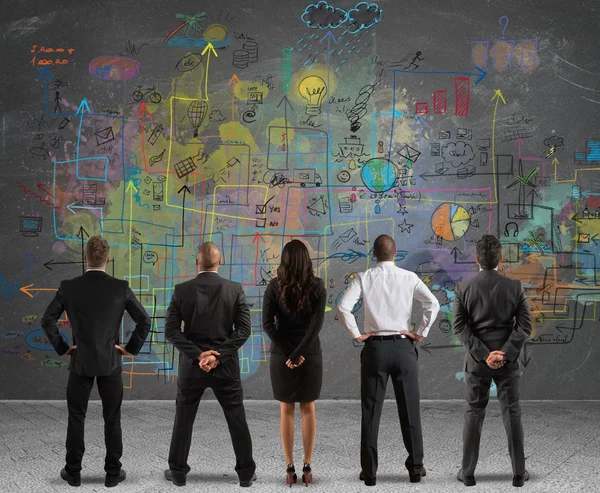 Equipe de negócios desenhando um novo projeto — Fotografia de Stock